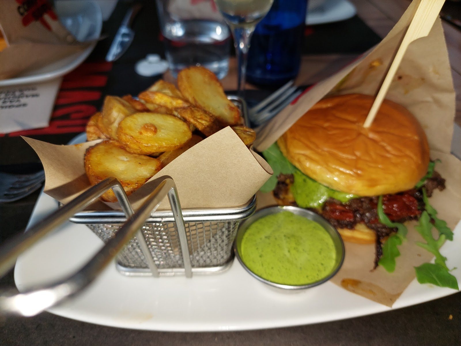 Hamburguesa con patatas rústicas y salsa verde casera