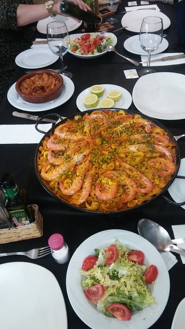 Paella de marisco tradicional con gambas y mejillones
