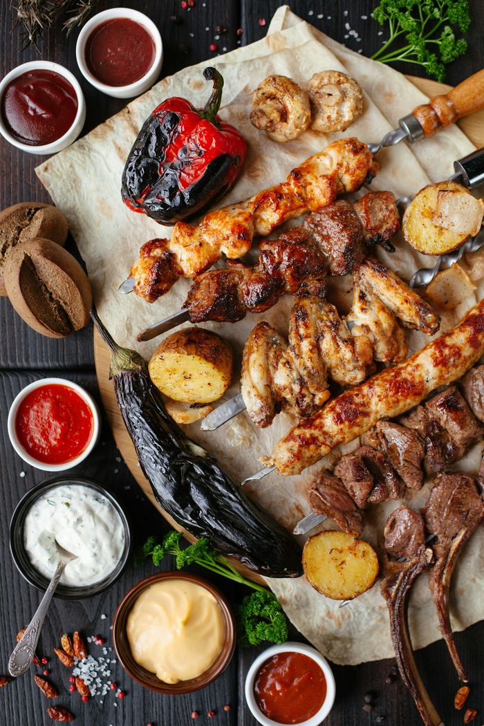 Brochetas de carne a la parrilla con verduras asadas